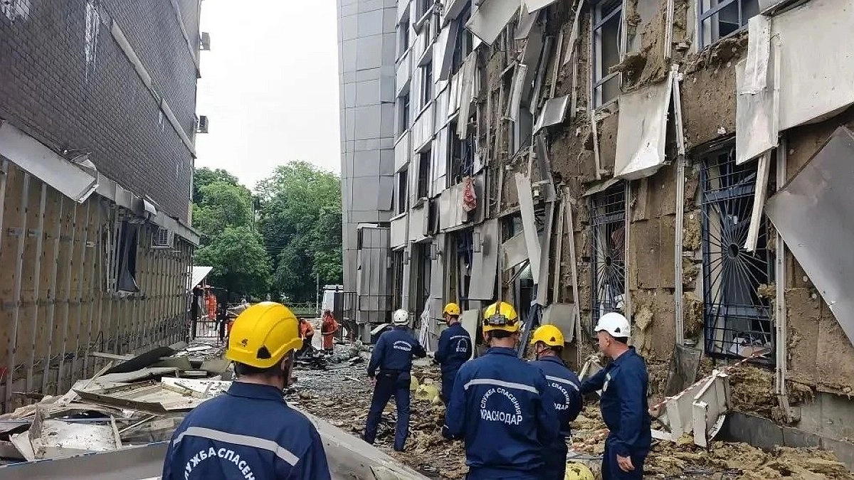 В Краснодаре устраняют последствия ночной атаки БПЛА: повреждены два здания