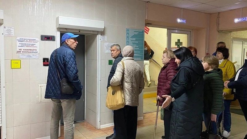 В минздраве дали комментарий по жалобе на очередь в лифт в 5-й поликлинике