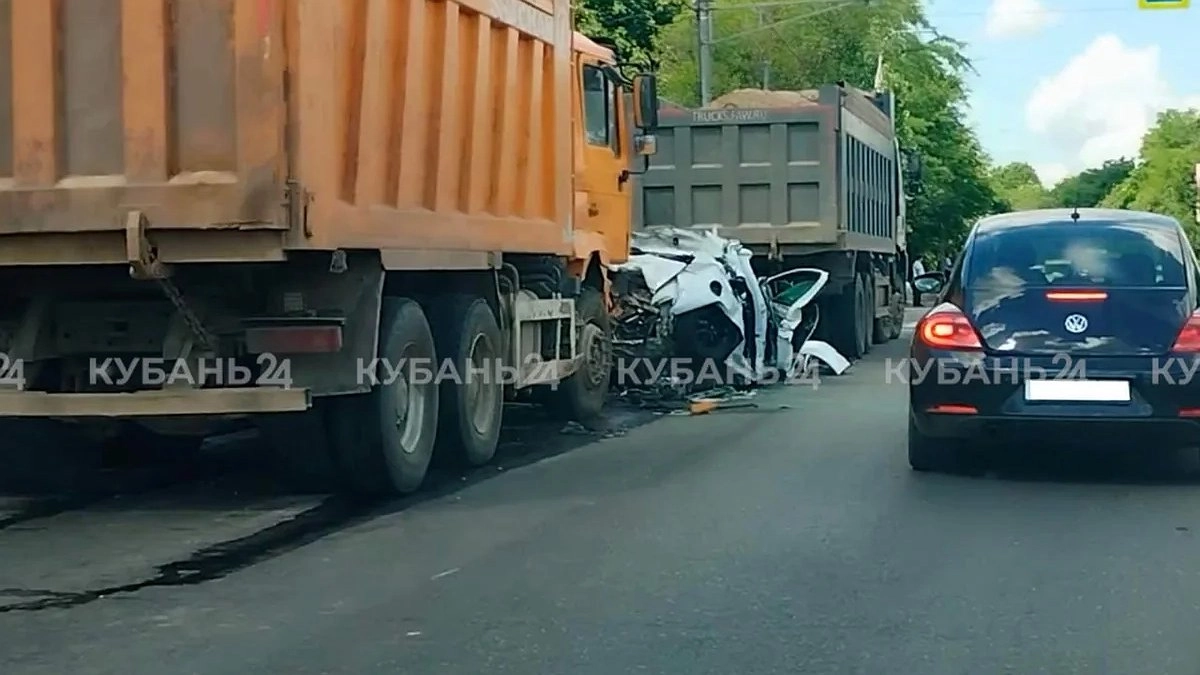 В Краснодаре на Новороссийской грузовик смял легковушку между двумя фурами: водитель погиб на месте