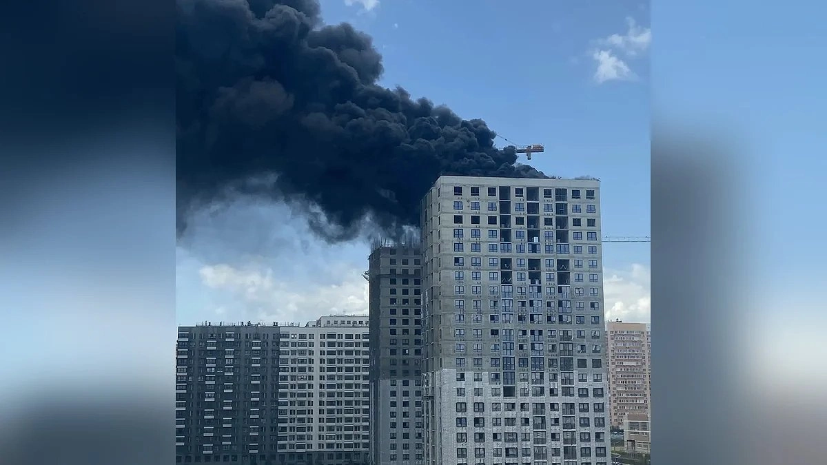 В Новороссийске потушили пожар на крыше строящейся 25-этажки