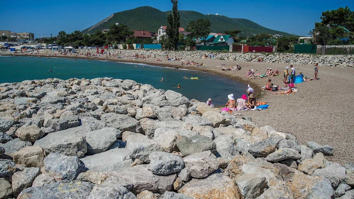 Новороссийцев ко Дню Влюбленных зовут убирать пляж