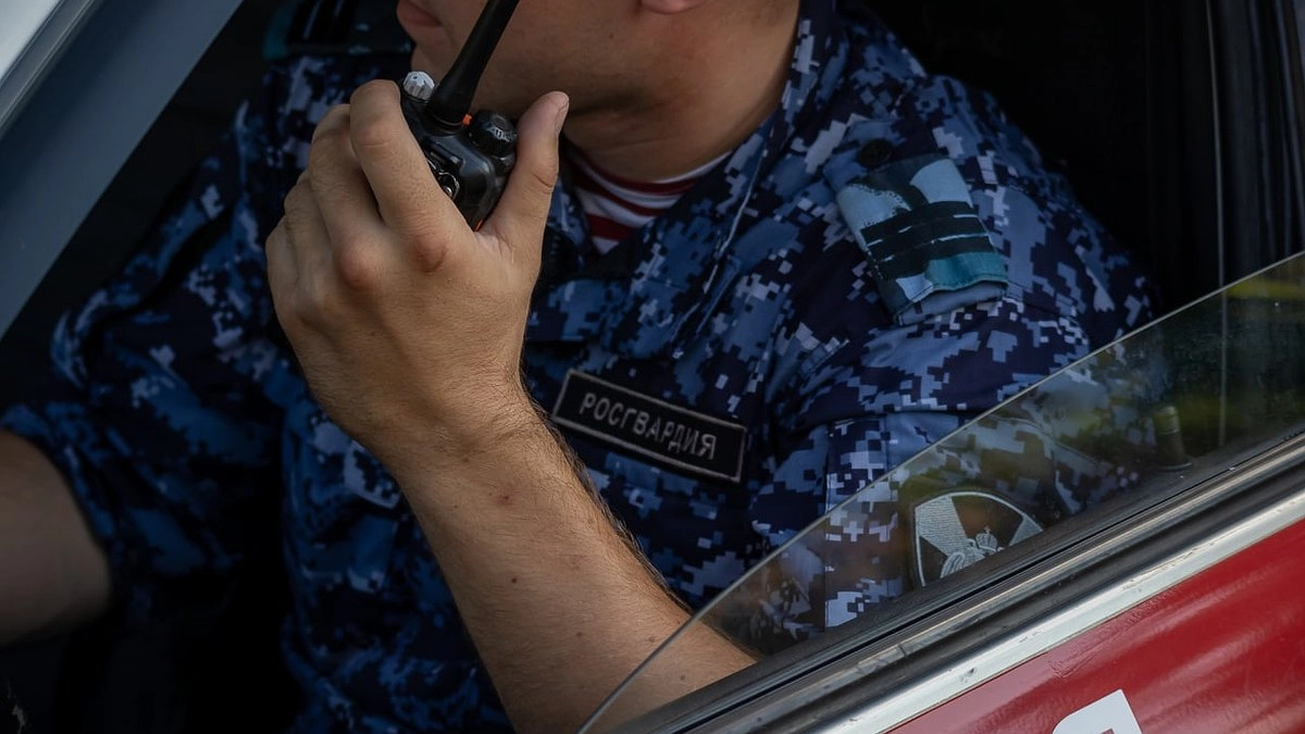 Росгвадейцы успокоили дебошира в отеле Новороссийска