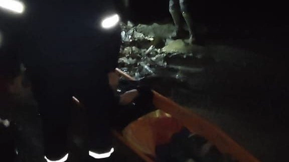 Новороссийские спасатели на носилках вынесли мотоциклиста из гор