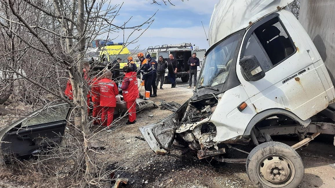 Под Новороссийском «Газель» протаранила два автомобиля, есть погибший