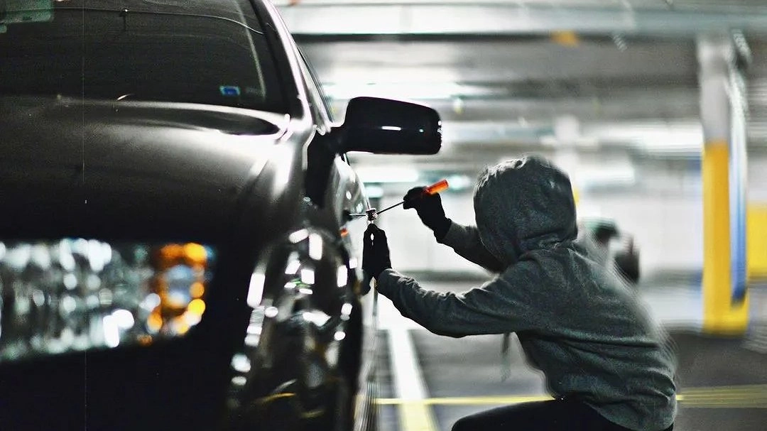 В Новороссийске прохожий угнал иномарку из автомастерской