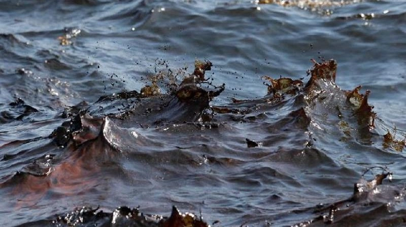 В порту Новороссийска разлив масляного пятна достиг более 300 квадратных метров