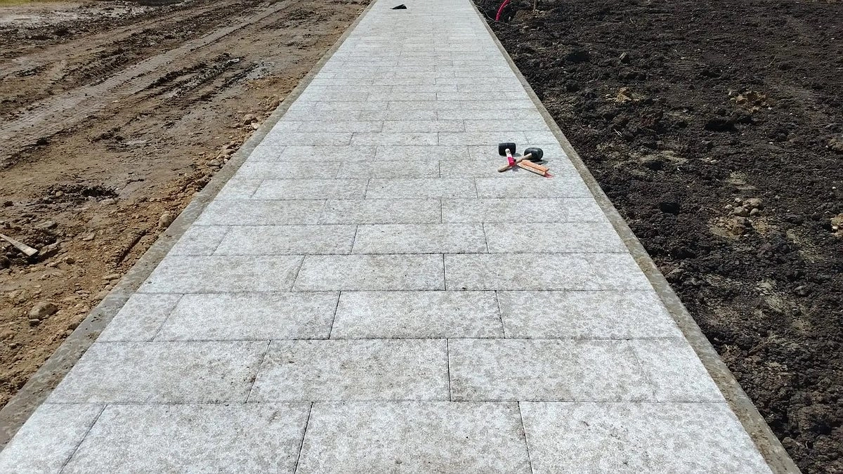 В Апшеронске началось благоустройство сквера имени космонавта Комарова по нацпроекту