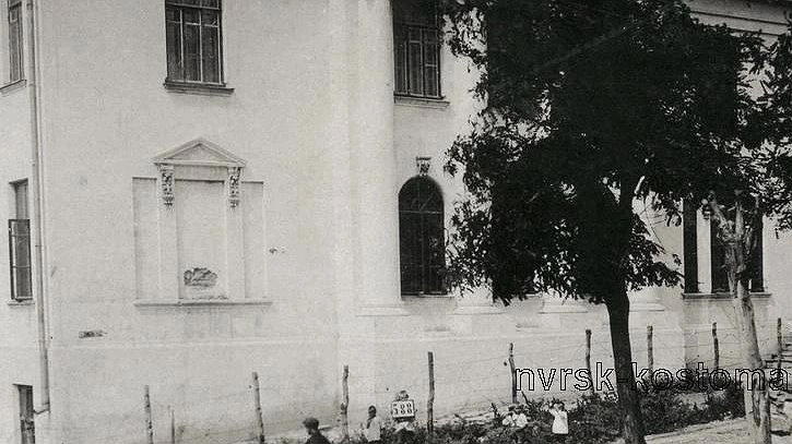 На месте старинного здания школы в Новороссийске сегодня пустырь