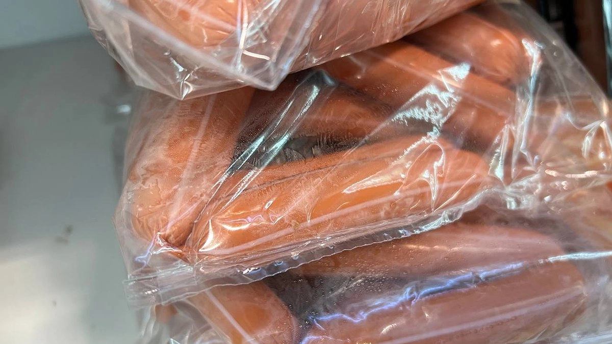 "Никогда не берите эти сосиски в гипермаркете — они в черном списке Роспотребнадзора": эксперты назвали опасные марки