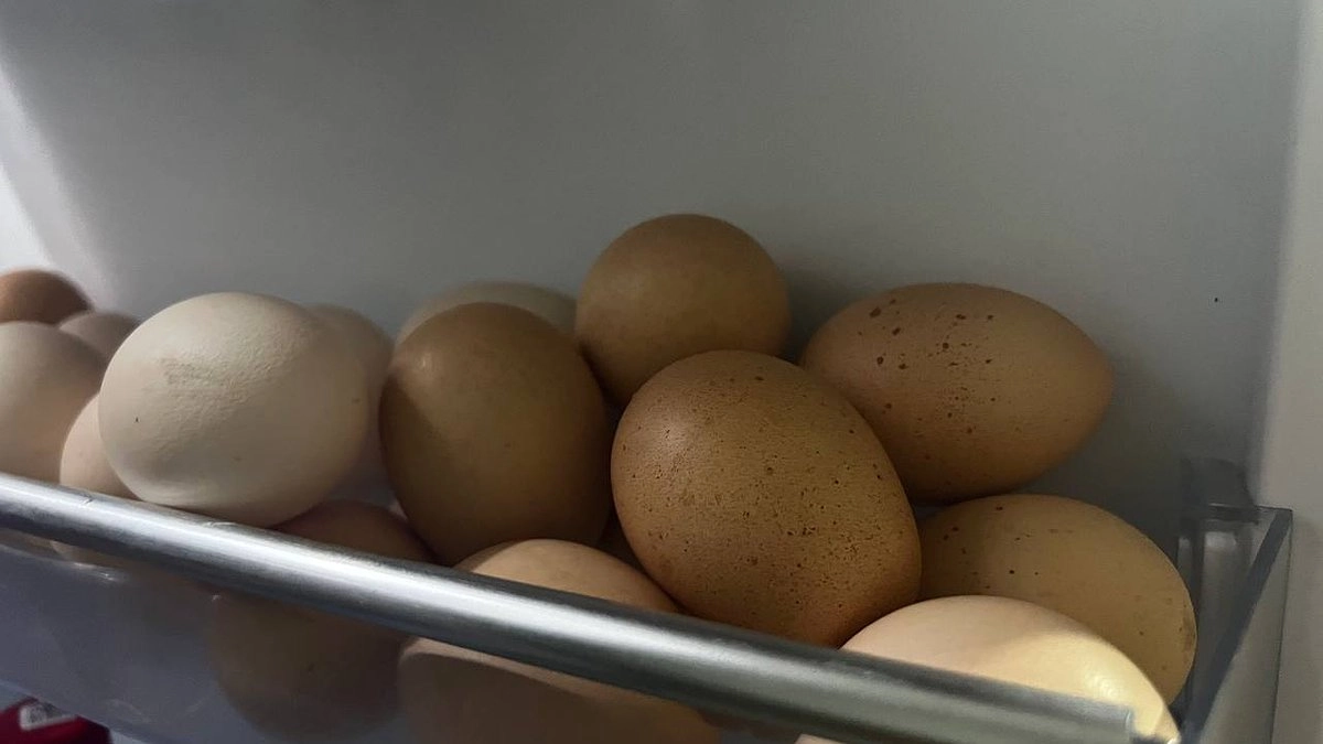 Главная картинка новости: 2 ложки в воду при варке – и яйца очистятся моментально: вот в чем секрет