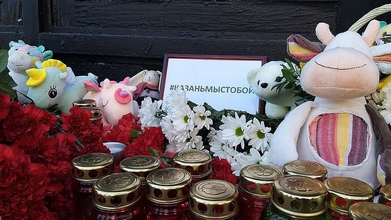 Главная картинка новости: Мать «казанского стрелка» дала первые показания, а в Новороссийске прошла траурная акция в память о погибших