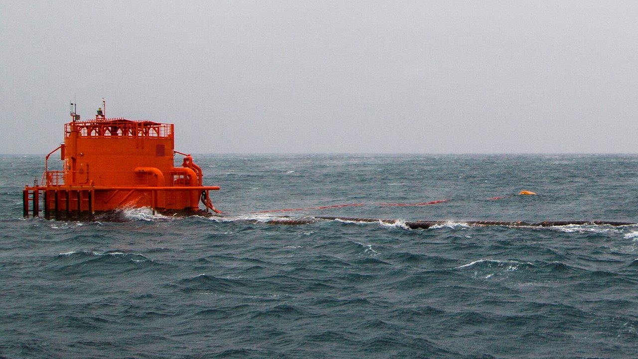 Главная картинка новости: В Новороссийске построят судно для ликвидации разливов нефти