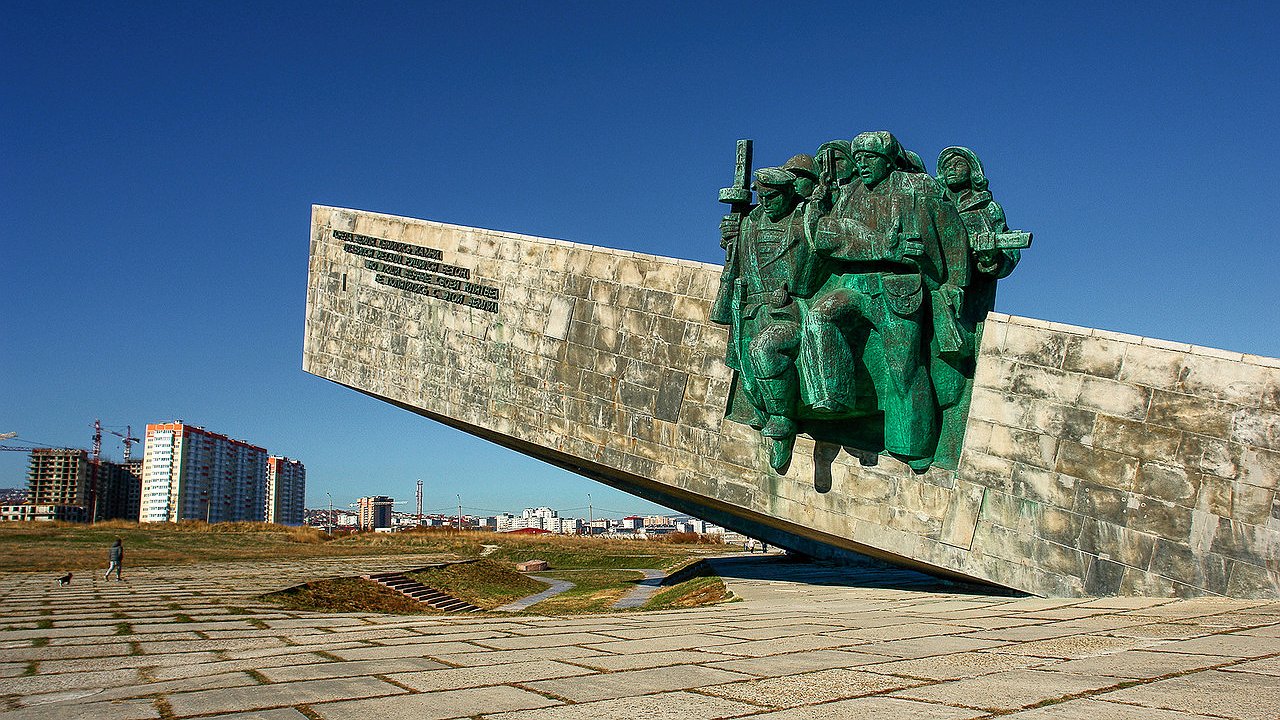 Главная картинка новости: Капсулу с именами воинов, отстоявших Новороссийск, заложили на «Малой Земле». Видео