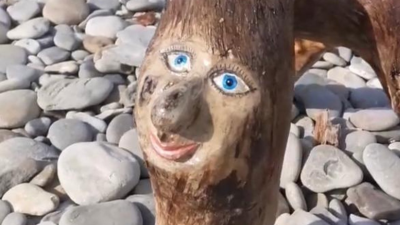 Главная картинка новости: На мысе Суджук появился ветрячок из бутылок и стул с лицом