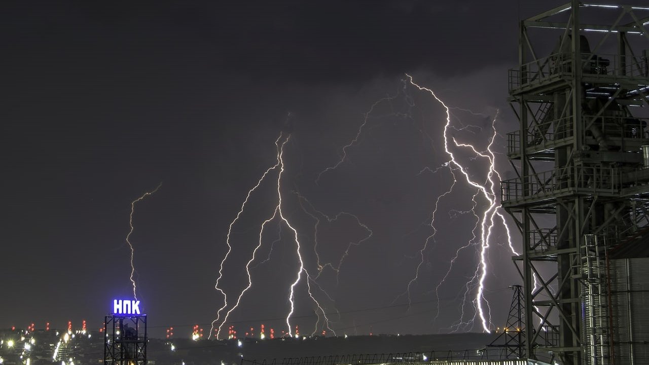Главная картинка новости: Вспышки молний и яркие зарницы: житель Новороссийска снял на фото и видео ночную грозу