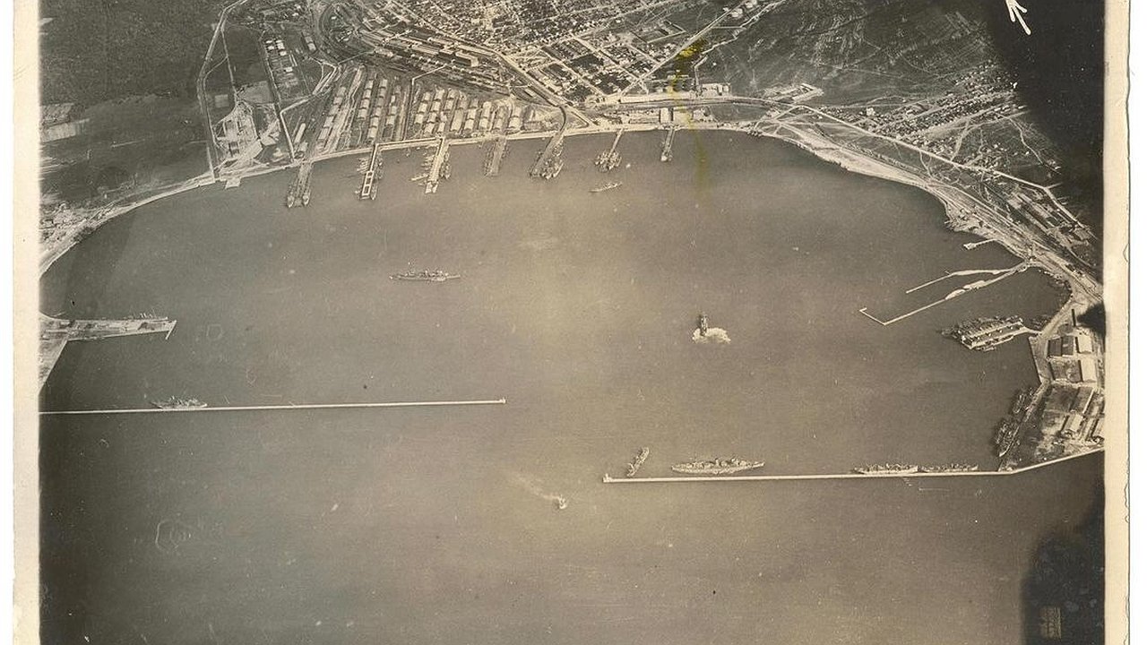 Главная картинка новости: Как бухта Новороссийска выглядела в 1918 году: фото с борта немецкого самолета