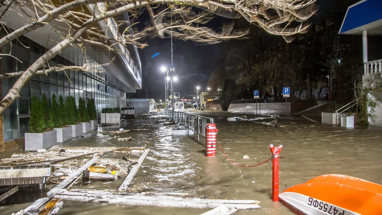 Главная картинка новости: Море волнуется раз: в Новороссийске разбушевалась стихия