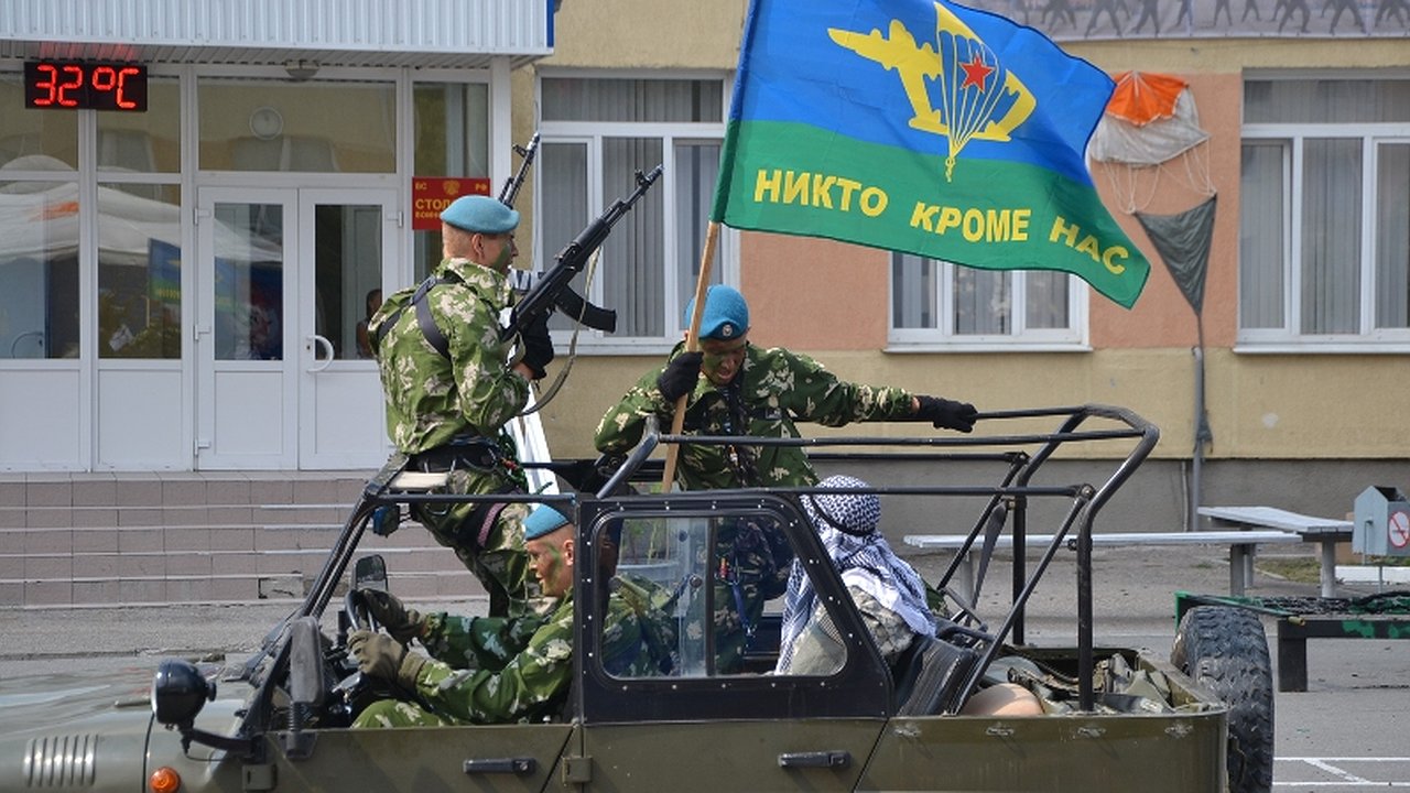 Главная картинка новости: Рукопашный бой, выставка техники и солдатская каша: афиша на День ВДВ в Новороссийске