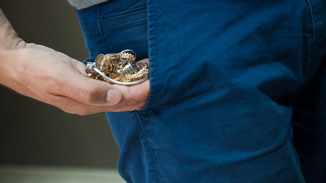 Главная картинка новости: Приезжий украл из дома новороссийца ювелирные украшения на сумму 217 тысяч рублей