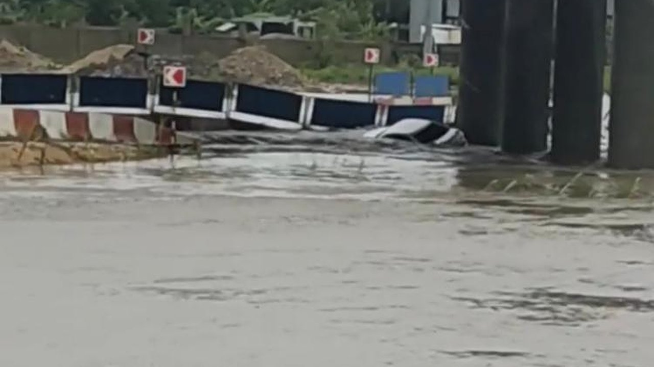 Главная картинка новости: Под Анапой вместе с машиной затопило участок трассы, из кубанских лагерей эвакуируют детей. Какие неприятности принес циклон?