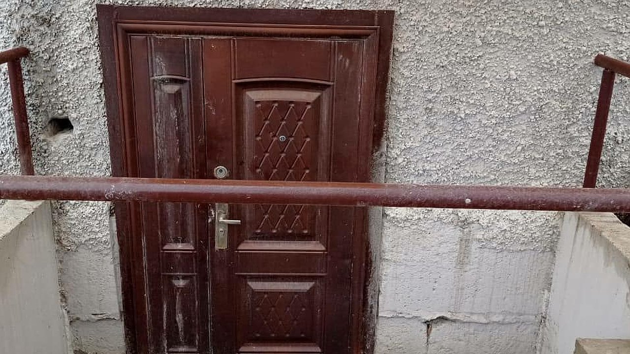 Главная картинка новости: «Видимо, ждут, когда здание рухнет». Новороссийская столовая опять не прошла испытания дождем. Видео