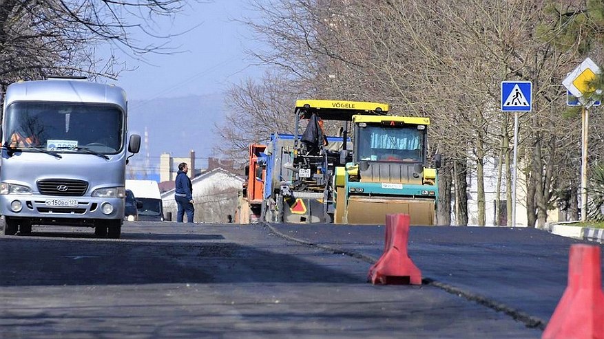 Главная картинка новости: За три года в Новороссийске отремонтировали 83,6 километра дорог