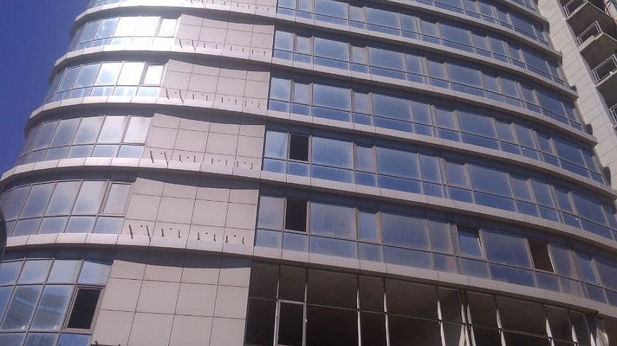 Главная картинка новости: Стеклянный недострой в центре Новороссийска обещают достроить к концу года