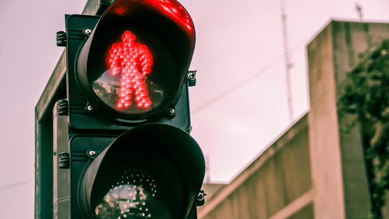 Главная картинка новости: Новые вызывные светофоры и ограждения на дорогах Новороссийска. Где они появятся?