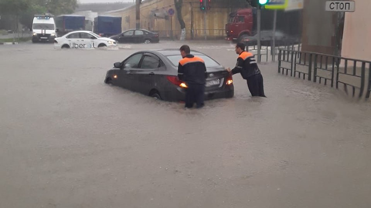 Главная картинка новости: После ночного ливня несколько улиц Новороссийска оказались под водой