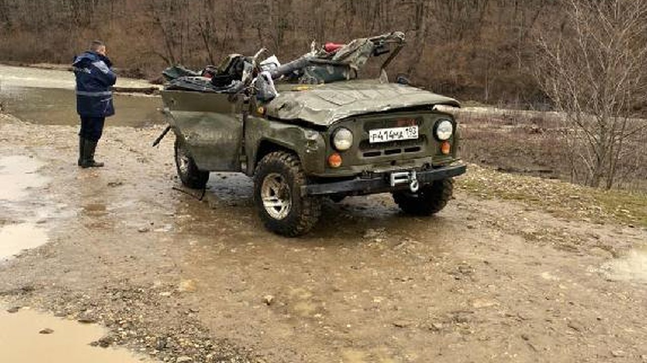Главная картинка новости: В Абинском районе перевернулся УАЗик, проезжавший через реку. Три человека погибли