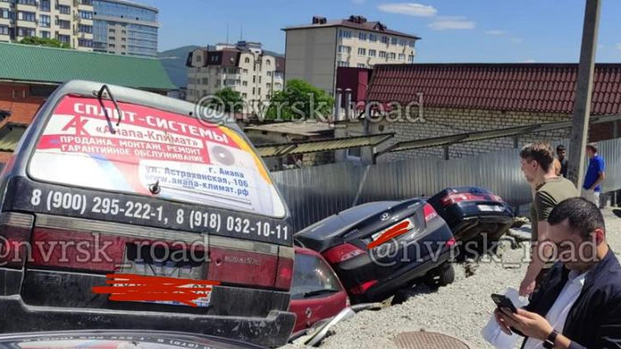 Главная картинка новости: В центре Новороссийска четыре машины ушли под землю