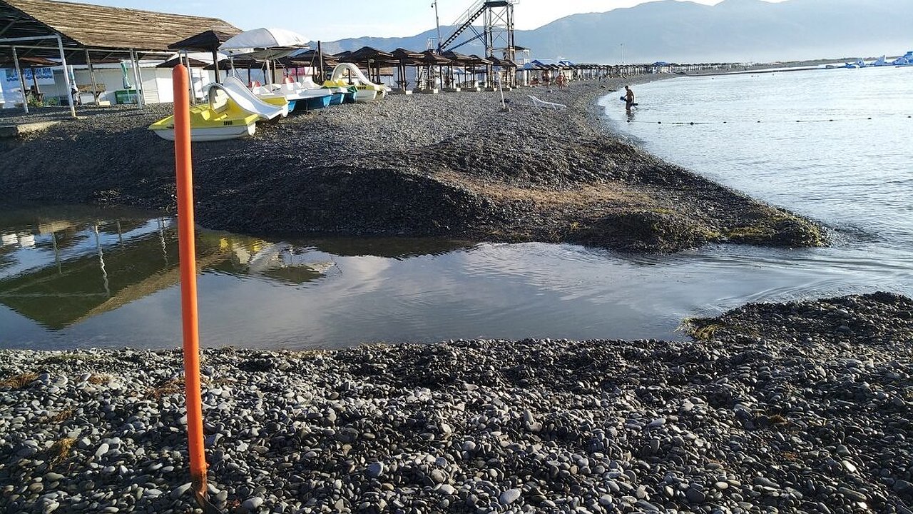 Главная картинка новости: С пляжа Алексино в Новороссийске украли народную лопату, которой расчищали проран