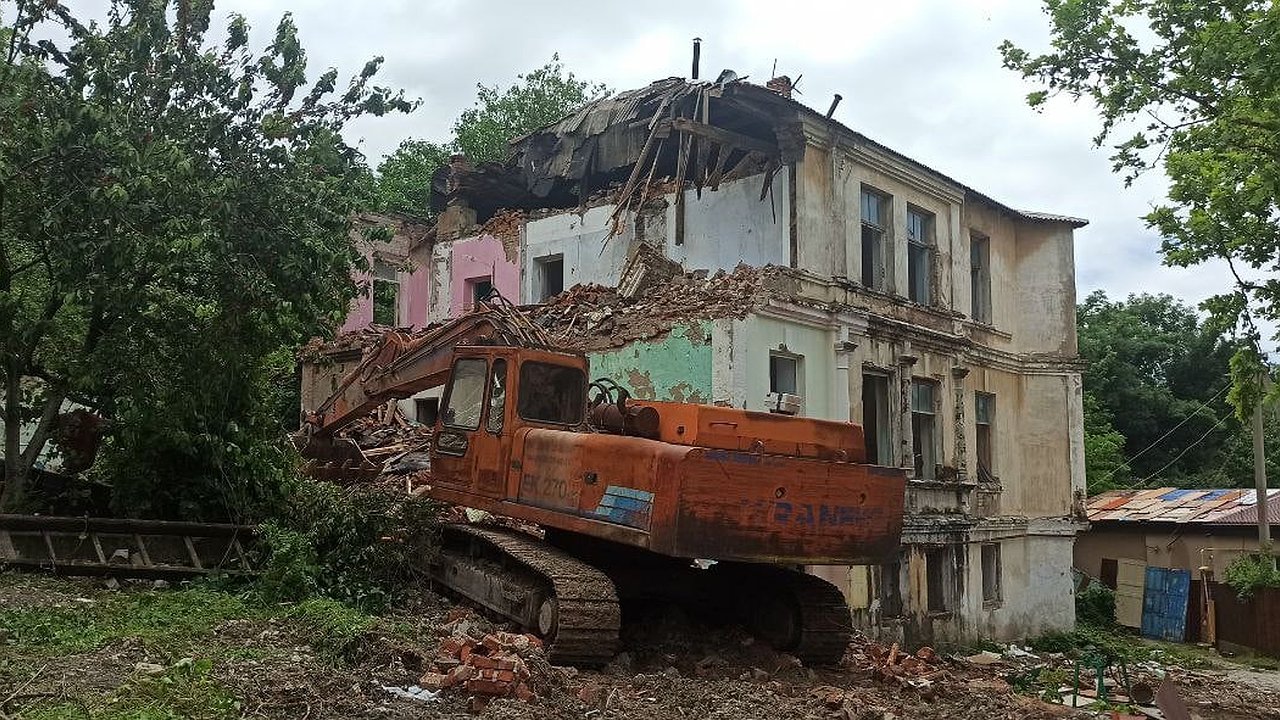 Главная картинка новости: В Новороссийске сносят дачу Буколовой. История здания