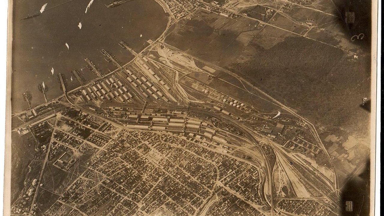 Главная картинка новости: Найден архивный снимок Новороссийска, на котором видна эскадра Черноморского флота до затопления