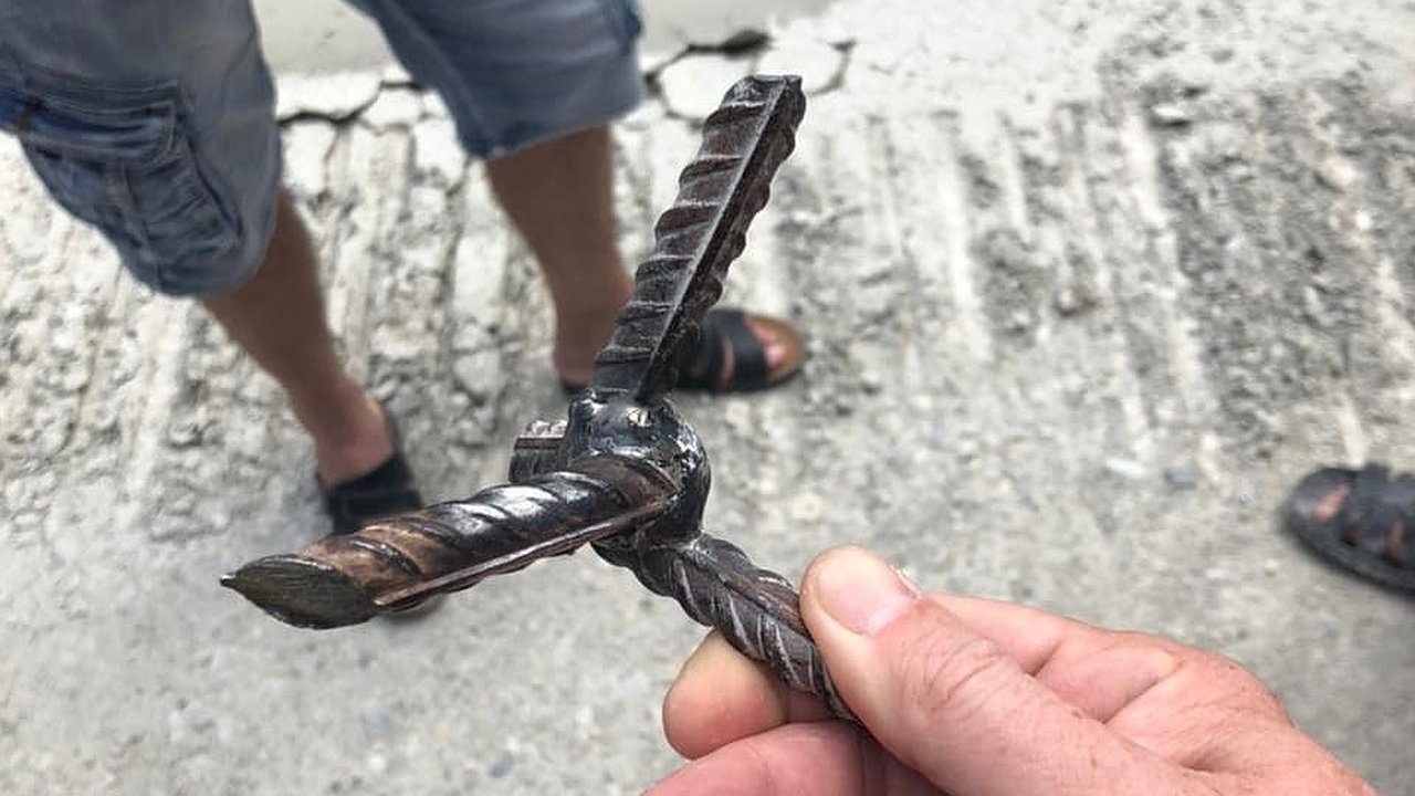 Главная картинка новости: «На тропу войны вышли ценители природы». Новороссийцы нашли шипы на дорогах, ведущих к лесу