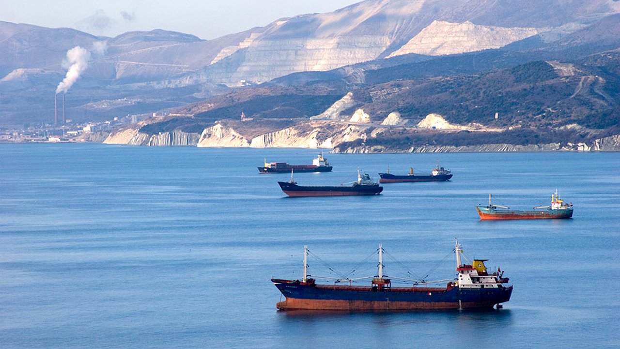 Главная картинка новости: Моряк из Новороссийска не мог уйти в рейс из-за алиментов