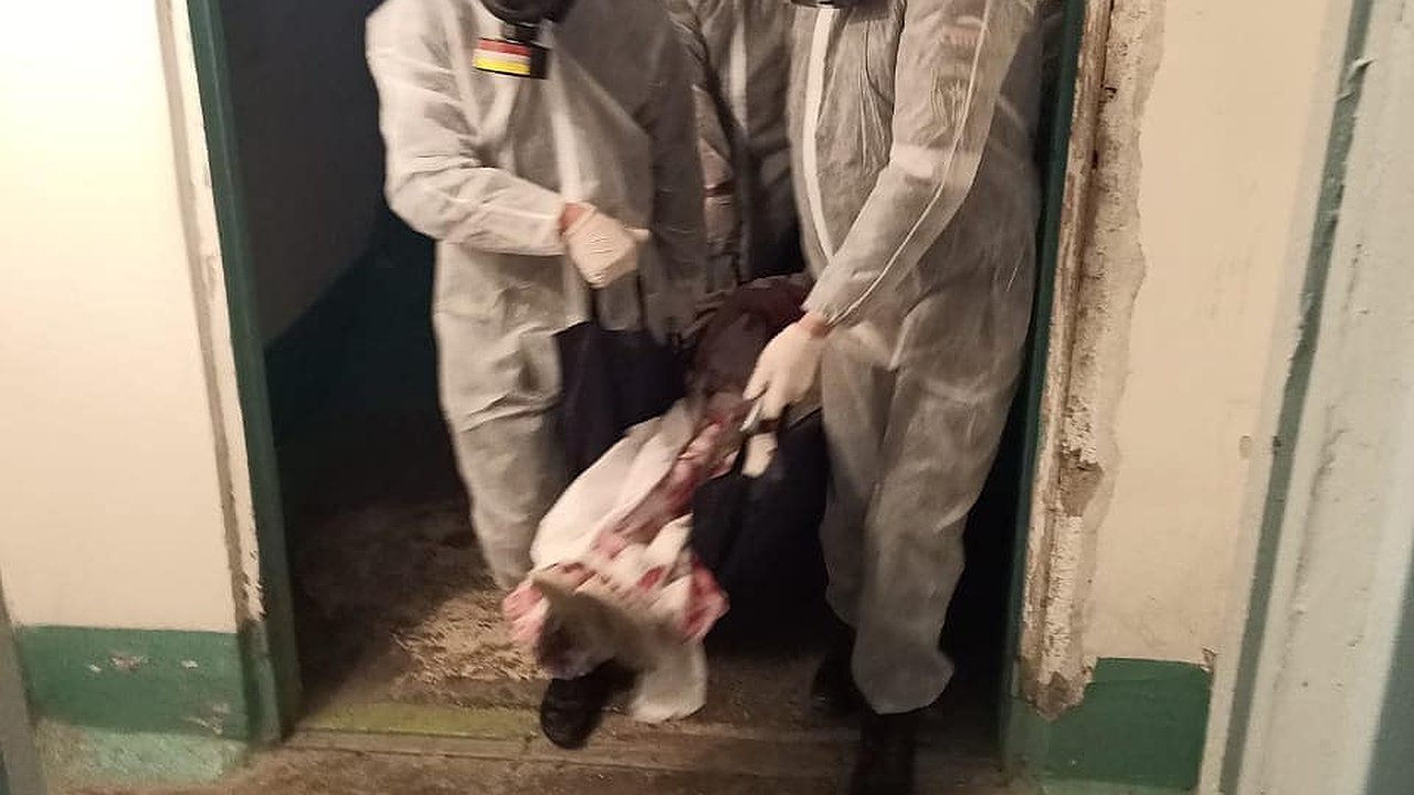 Главная картинка новости: Новороссийские спасатели поделились фото перевозки больных COVID-19