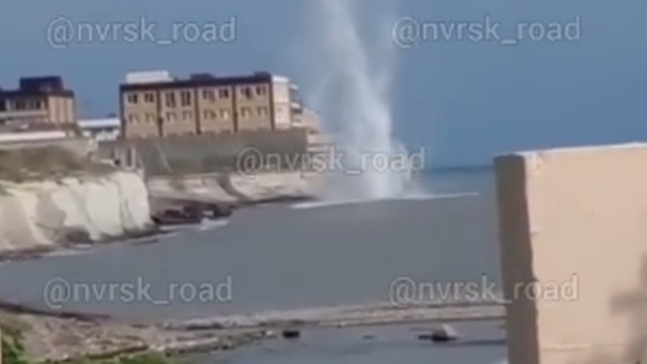 Главная картинка новости: В Новороссийске в море обезвредили торпеду. Видео взрыва