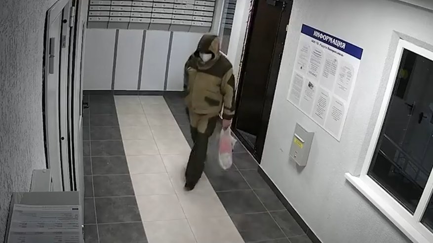 Главная картинка новости: В подъезде жилой многоэтажки неизвестные разливают нечистоты: новороссийцы создали ночную дружину, чтобы поймать их