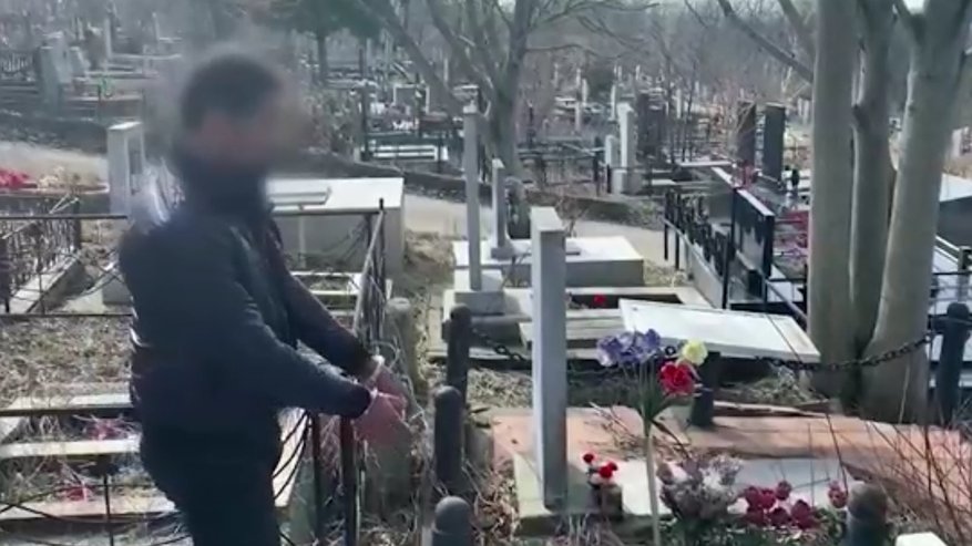 Главная картинка новости: С кладбища Новороссийска крали оградки и сдавали на металлолом: полицейские задержали подозреваемого