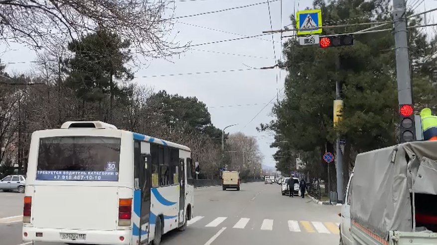 Главная картинка новости: На центральной улице Новороссийска заработал новый светофор