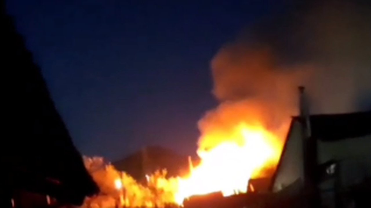 Главная картинка новости: Вчера вечером в Восточном районе Новороссийска сгорела хозпостройка