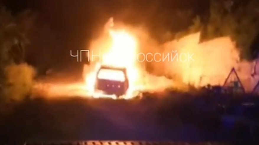 Главная картинка новости: В пригороде Новороссийска сгорела иномарка: в салоне нашли тело 29-летней женщины