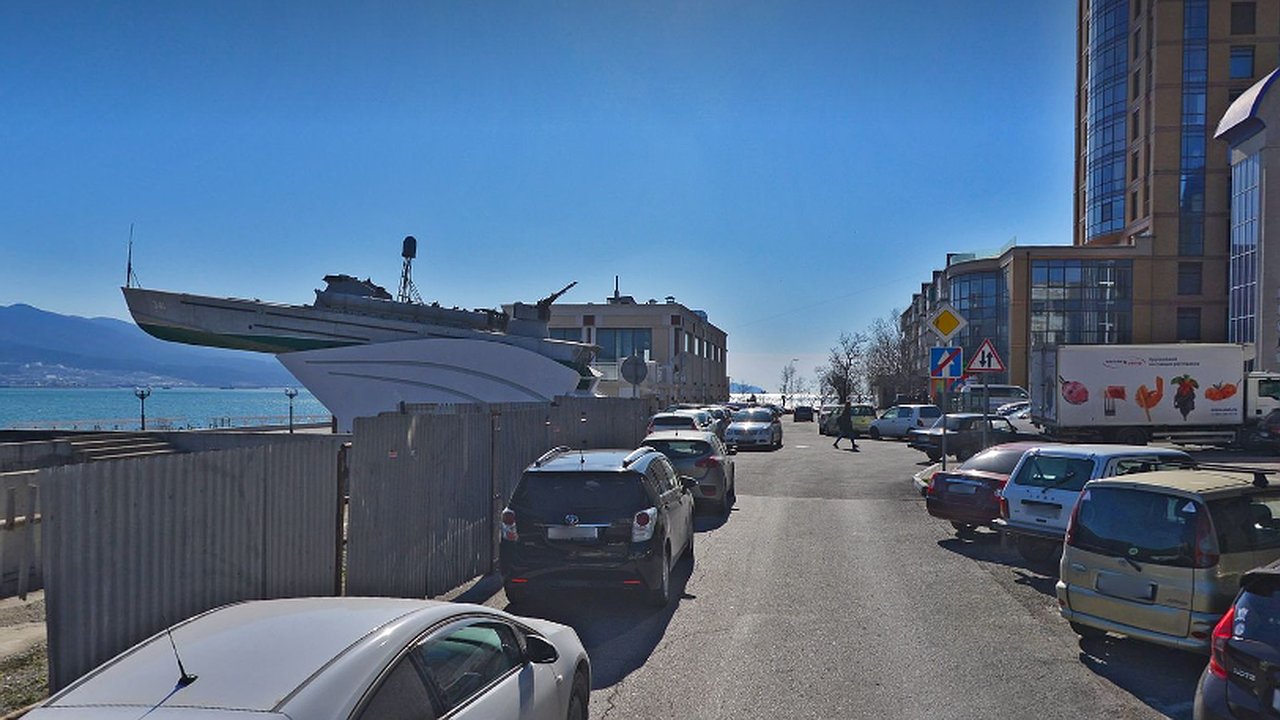 Главная картинка новости: Возле памятника «Катер» в Новороссийске будет работать эвакуатор