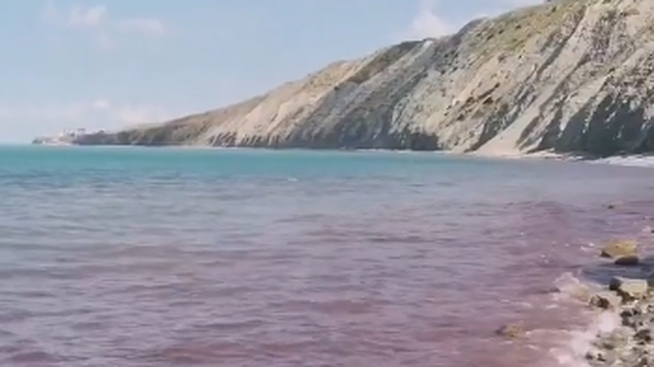 Главная картинка новости: Между Новороссийском и Анапой покраснело Черное море: видео