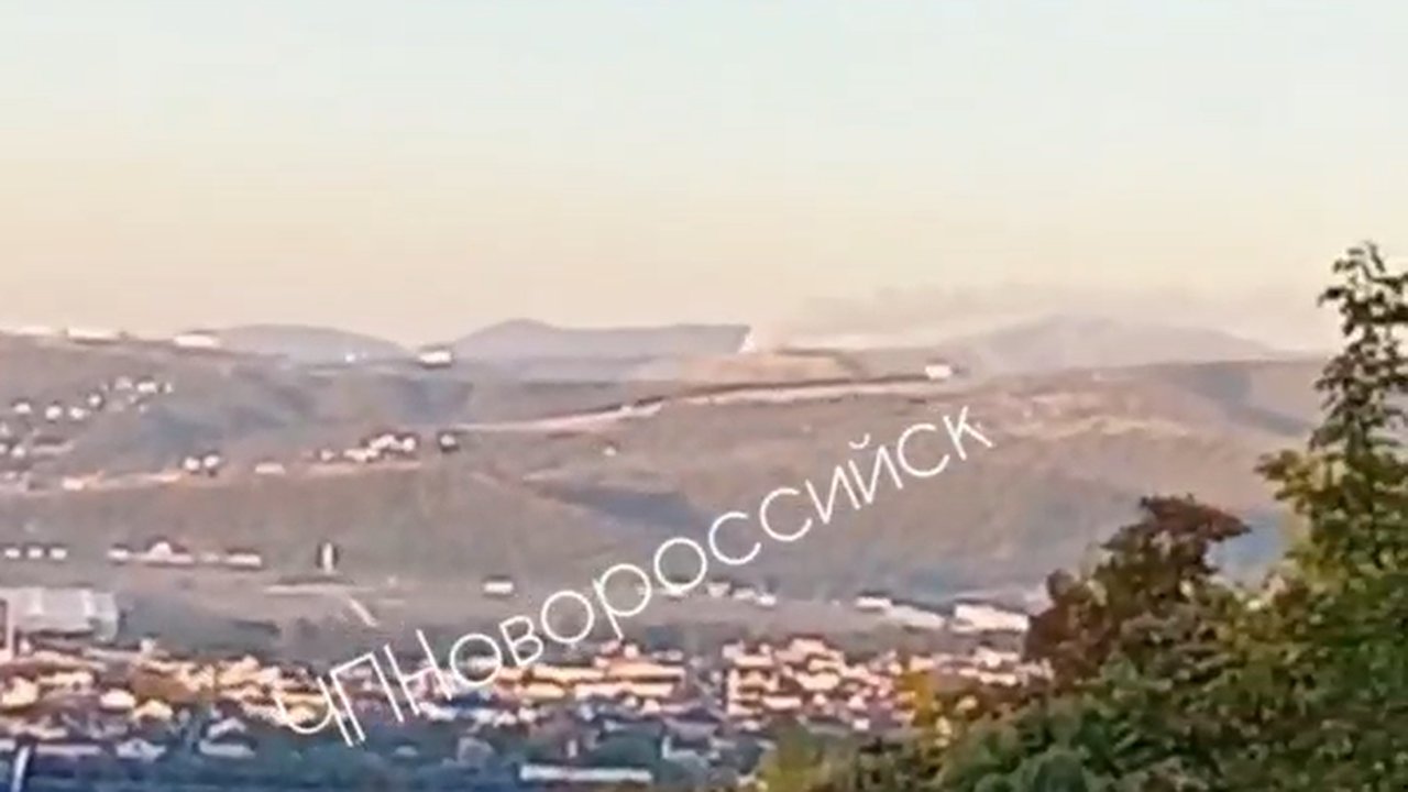 Главная картинка новости: Ночью в пригороде Новороссийска загорелась свалка