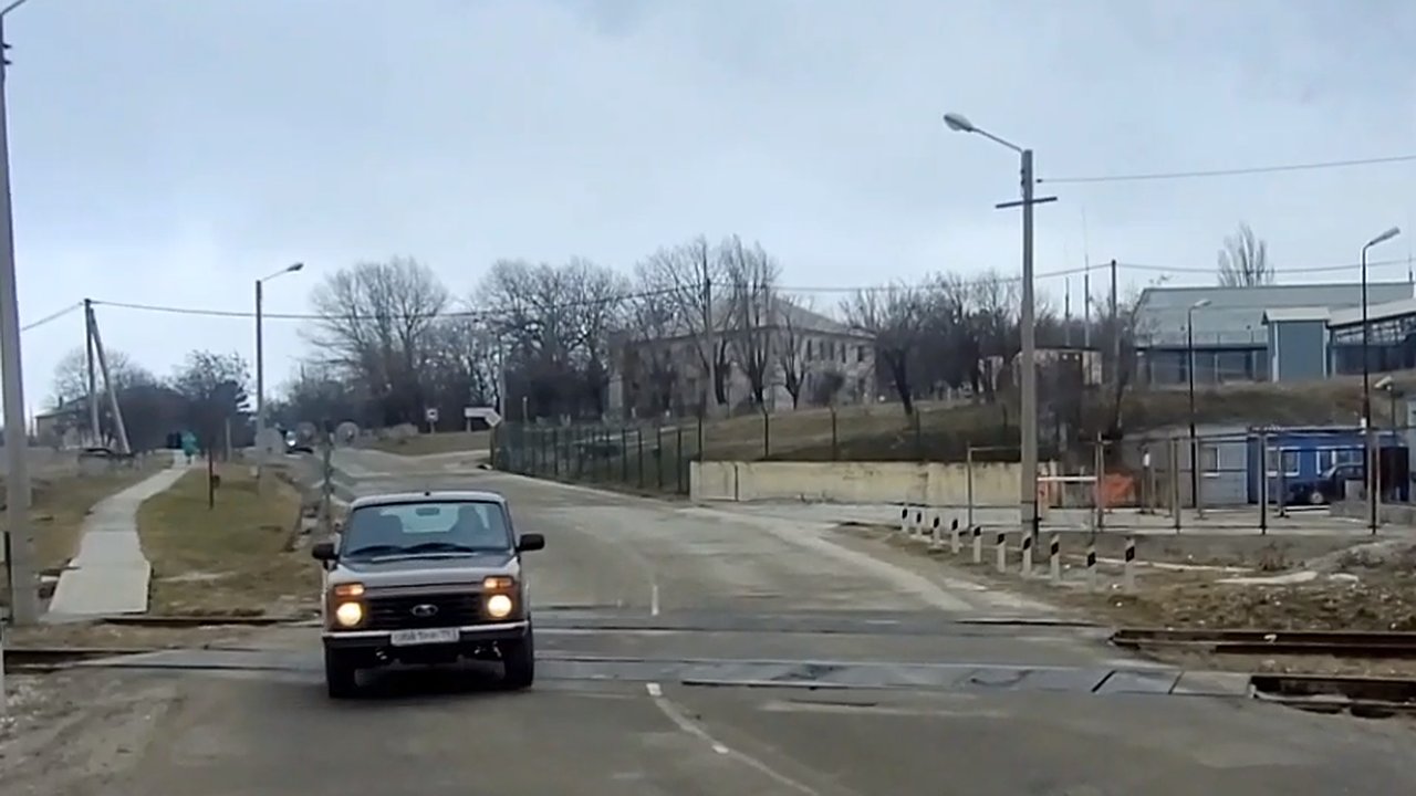 Главная картинка новости: Под Новороссийском перекроют жд-переезд из-за капремонта