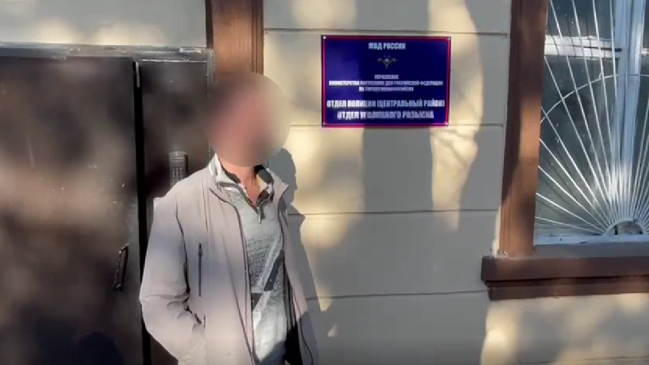 Главная картинка новости: Новороссиец похитил ящики с хурмой, а затем продал прохожим. Видео