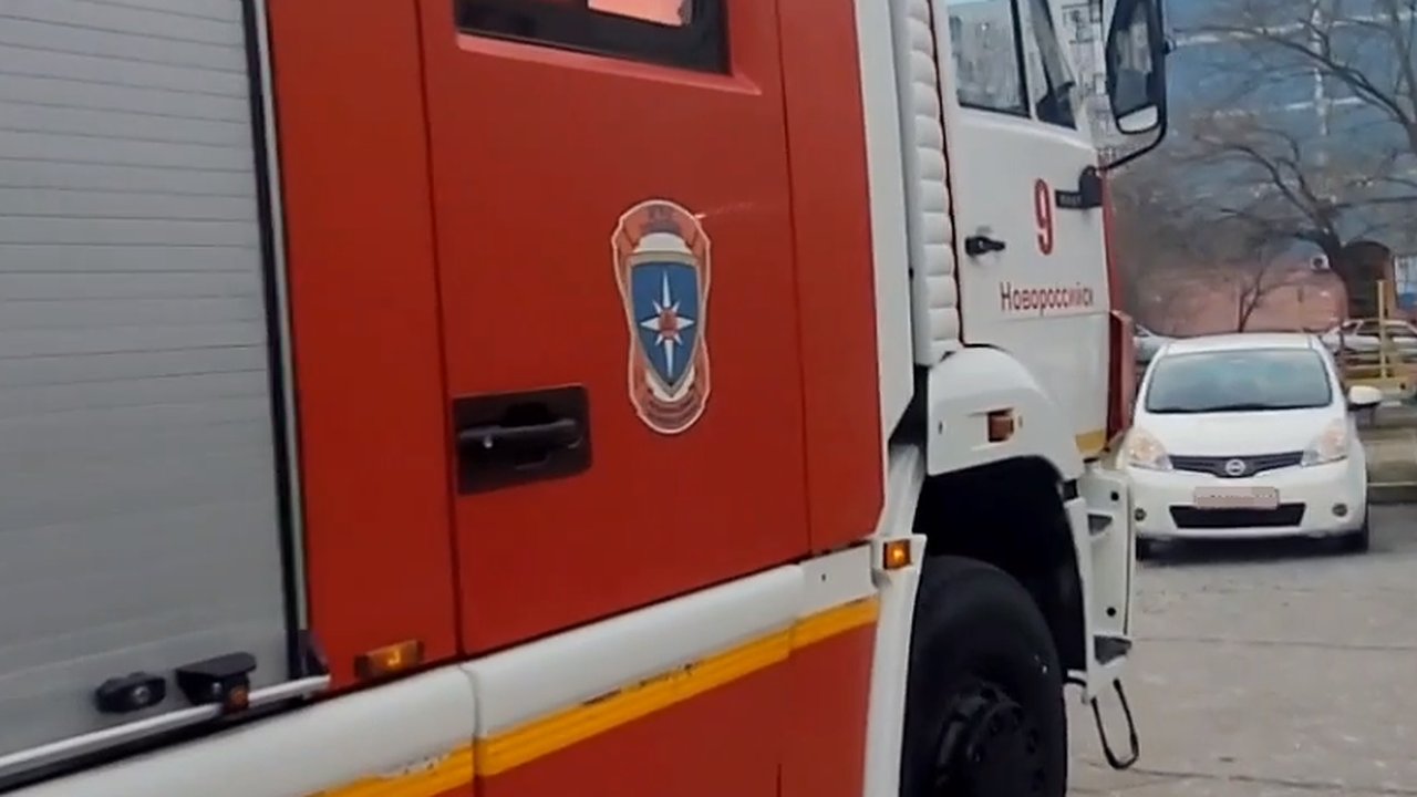 Главная картинка новости: В Новороссийске 4 припаркованных авто мешали пожарной технике