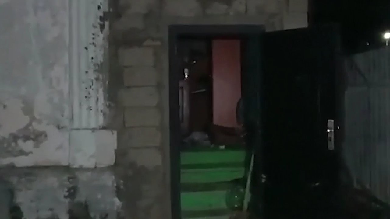 Главная картинка новости: Под Новороссийском полицейские вынесли годовалого ребенка из горящего дома. Видео